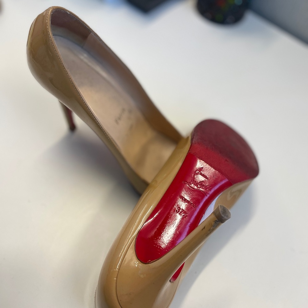 Christian Loubiutin - Nude Pumps